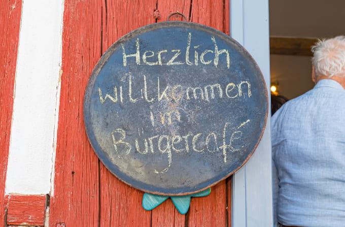 Willkommensschild am Eingang des Bürgercafés Ummerstadt.