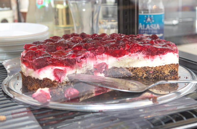 Besitzerin des Bürgercafés Ummerstadt mit frisch angeschnittenem Kuchen hinter der Theke.